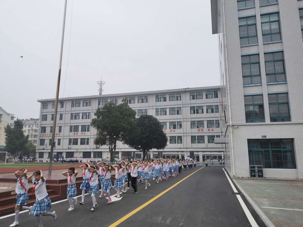 9月18日，裕安区城北第二小学组织学生开展疏散逃生演练现场.jpg
