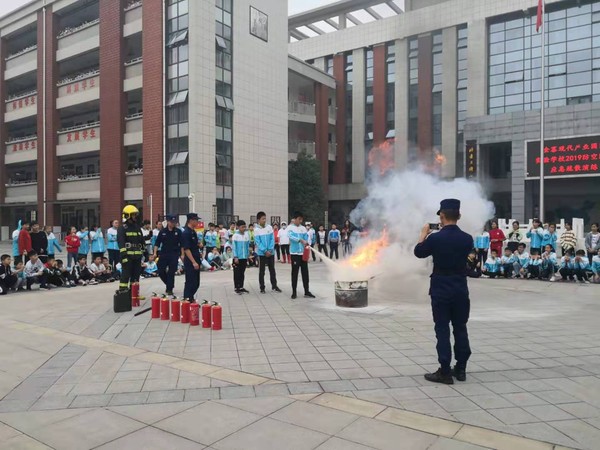 裕安区组织中小学生开展防空防灾逃生演练.jpg